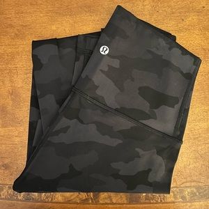 Like New Lululemon Wunder Under Camouflage size 4 28” inseam